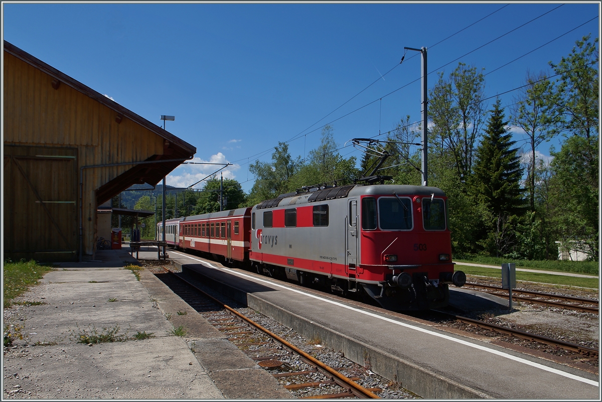 Der Schülerzug mit er RE 4/4 II 503 (ex SBB Re 4/4 11119) wendet in Le Pont zur Rückfahrt nach Le Brassus.
3. Juni 2015