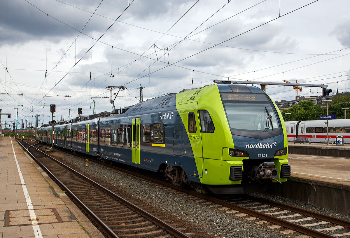 Der sechsteilige Stadler FLIRT 3 (BR 1430) – ET 6.05 der nordbahn (NBE nordbahn Eisenbahngesellschaft mbH & Co. KG) fährt am 16.06.2015, als RB 71 (Wirst – Elmshorn – Pinneberg - Hamburg-Altona), in den Zielbahnhof Hamburg-Altona ein 

Der FLIRT wurde 2014 von der Stadler Pankow GmbH in Berlin unter den Fabriknummern 40082 bis 40083 gebaut.  Diese Triebzüge sind Eigentum der BeNEX Deutschland GmbH in Hamburg und sind an die nordbahn vermietet. Es sind 7 fünfteilige und 8 sechsteilige Niederflurtriebzüge vom Typ FLIRT 3 für die nordbahn im Einsatz.

Der FLIRT verfügt über eine hohe Antriebsleistung und eine maximale Geschwindigkeit von 160 km/h. Der helle, freundliche Fahrgastbereich ist barrierefrei und bietet individuelle Gestaltungsmöglichkeiten.

Technische Daten:
Spurweite: 1.435 mm (Normalspur)
Achsanordnung: Bo’ + 2’ + 2’ + 2’ + 2’ + 2’ + Bo’
Länge über Kupplung: 106.900 mm
Fahrzeugbreite:  2.880 mm
Fahrzeughöhe: 4.120 mm
Fußbodenhöhe Niederflur: 780 mm
Fußbodenhöhe Hochflur: 1.200 mm 
Einstiegsbreite: 1.300 mm
Längsdruckkraft: 1.500 kN
Sitzplätze: 320 (1. Klasse: 24 / 2. Klasse: 296)
Stehplätze (4 Pers./m²): 330
Dienstgewicht: 179 t
Drehgestellachsstand Motordrehgestell: 2.500 mm
Drehgestellachsstand Laufdrehgestell: 2.700 mm
Triebraddurchmesser: 920 (neu) / 850 mm (abgenutzt) Laufraddurchmesser: 760 (neu) / 690 mm (abgenutzt) 
Antrieb: 4 x 500 kW Nennleistung 
Höchstgeschwindigkeit: 160 km/h
Mittlere Anfahrbeschleunigung bis 50 km/h: ca. 0,8 m/s²
