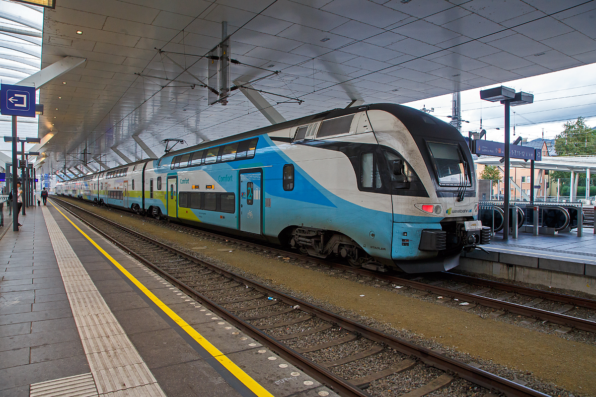 Der sechsteilige Stadler Kiss 4010 029 / 4010 129 der WESTbahn am 11.09.2022 im Hbf Salzburg. 

Die sterreichische Westbahn nahm am 11. Dezember 2011 sieben sechsteilige Einheiten einer Fernverkehrsvariante (adaptiert fr 200 km/h, grerer Sitzabstand) von Stadler KISS in Betrieb. Dann folgten 2017 noch ein weiterer sechsteiliger (4010 008) und vierteilige (4110 009 – 017) Triebzge. Alle diese 17 KISS 1 und 2 Garnituren wurden 2021 an die Deutsche Bahn verkauft, die sie nun als IC 2 einsetzt. 

Als Ersatz fr die 17 Kiss 1 und 2 wurden 15 neue sechsteilige Zge (4010 018-032) wiederum bei Stadler Rail bestellt, welche baugleich mit der 2017 gelieferten Garnitur (4010 008) ausgefhrt wurden und jeweils ber 526 Sitzpltze verfgen. Alle Radstze der Endwagen sind angetrieben, die Mittelwagen sind antriebslos. Alle KISS der WESTbahn sind in der Schweiz eingestellt hier z.B. als 93 85 4010 129-3 CH-WSTBA.

Mit dem Stadler KISS wurde ein neues Klassensystem bei der WESTbahn eingefhrt: First  - 1. Klasse (Leitfarbe gelb), Comfort  -  2+Klasse (Leitfarbe petrol) und Standard - 2. Klasse (Leitfarbe orange) angeboten. In der Comfort-Klasse und in der First ist ein Upgrade zu zahlen, das eine Reservierung beinhaltet. Die Comfort-Klasse steht Inhaberinnen und Inhabern eines Klimatickets ohne Aufpreis zur Verfgung.

TECHNISCHE DATEN der KISS:
Anzahl: 15 sechsteilige Triebzge
Spurweite: 1.435 mm (Normalspur)
Achsformel: Bo’Bo’+2’2’+2’2’+2’2’+2’2’+Bo’Bo’
Lnge ber Kupplung: 150.000 mm
Fahrzeugbreite: 2.800 mm
Fahrzeughhe: 4.595 mm
Achsstand im Drehgestell: 2.500 mm (Trieb- und Laufdrehgestell)
Trieb- und Laufraddurchmesser:  920 mm (neu)
Dauerleistung am Rad: 4.000 kW
Max. Leistung am Rad: 6.000 kW
Anfahrzugskraft (bis 68 km/h): 320 kN
Anfahrbeschleunigung: 0.85 m/s
Hchstgeschwindigkeit 200 km/h
Sitzpltze: 526
Stromsystem: 15 kV AC, 16.7 Hz
Fubodenhhe: Niederflur am Einstieg 570 mm, Unterdeck 440 mm, Oberdeck 2.515 mm
Einstiegsbreite: 1.400 mm
