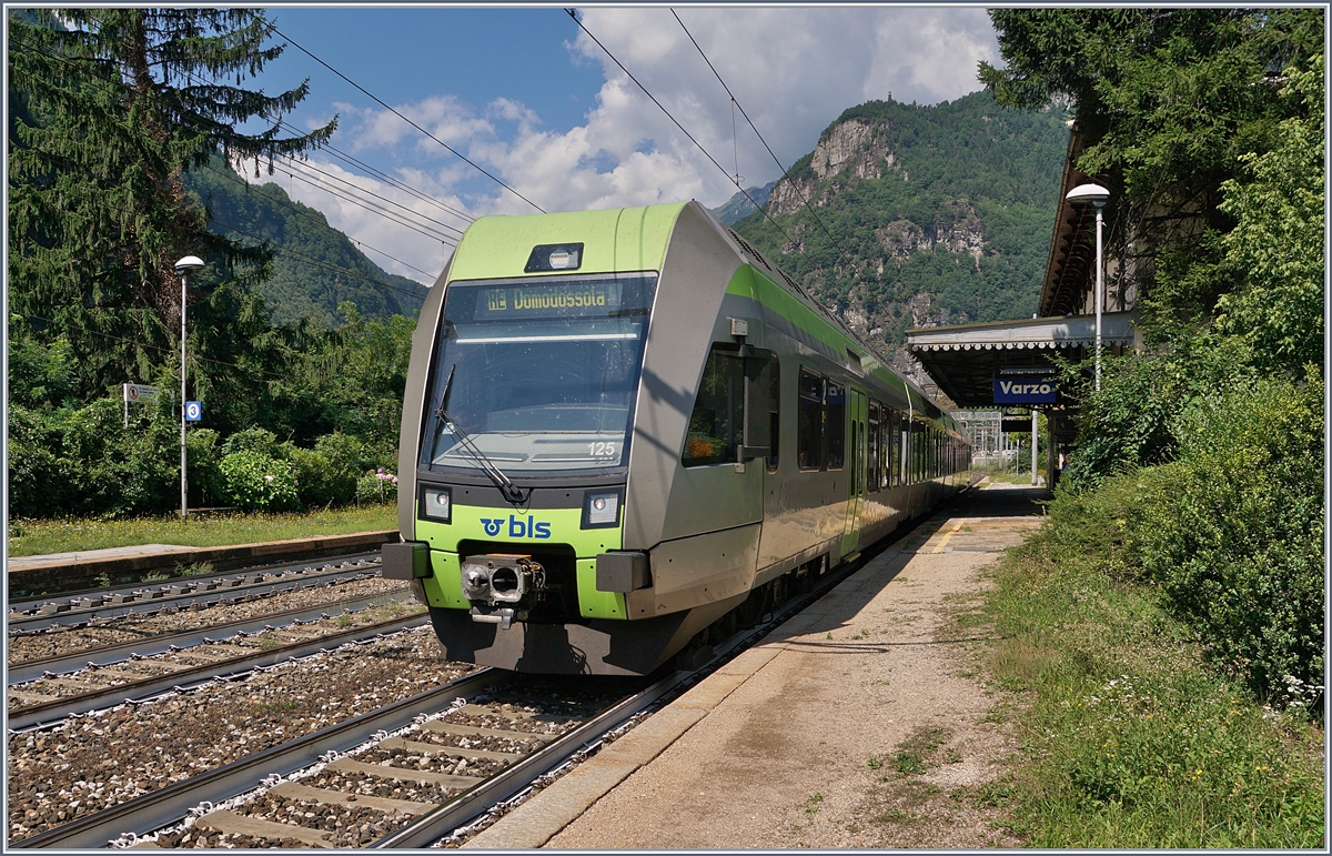 Der sehr stark besetzte BLS RABe 535 125 verlässt als RE 4265 nach einem kurzen Halt den Bahnhof Varzo Richtung Domodossola.
22. Juli 2017