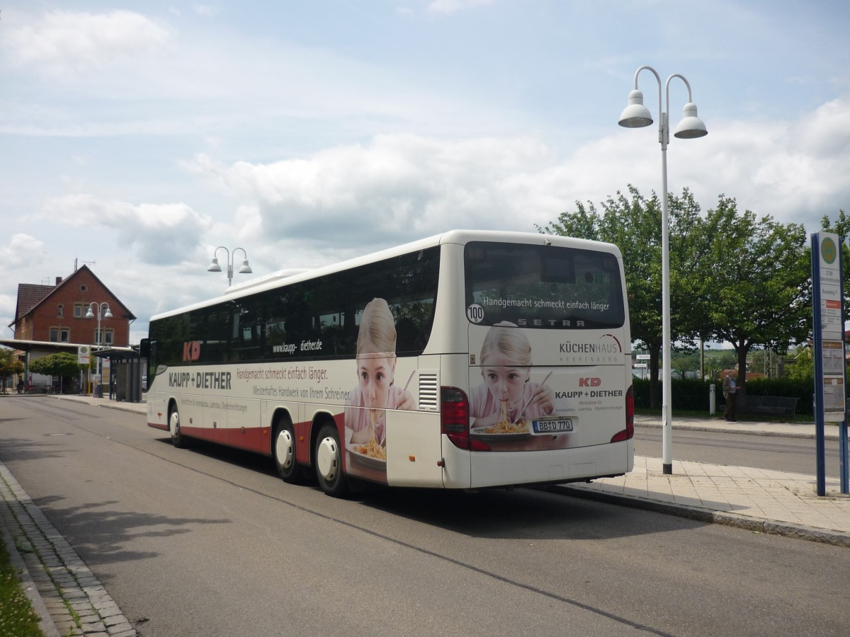 Der Setra S 419 UL, der Fa. Duble aus Deckenpfronn macht Pause in Herrenberg am ZOB.