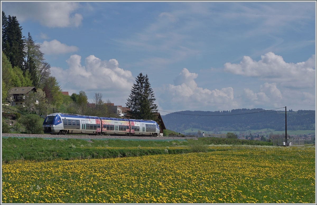 Der SNCF Dieseltriebwagen X 76713/714 ist als TER 18109 auf der Fahrt von Besançon Viotte nach La Chaux-de-Fonds und strebt kurz nach dem kleinen Weiler Pont de la Roche Morteau entgegen.

10. Mai 2022 