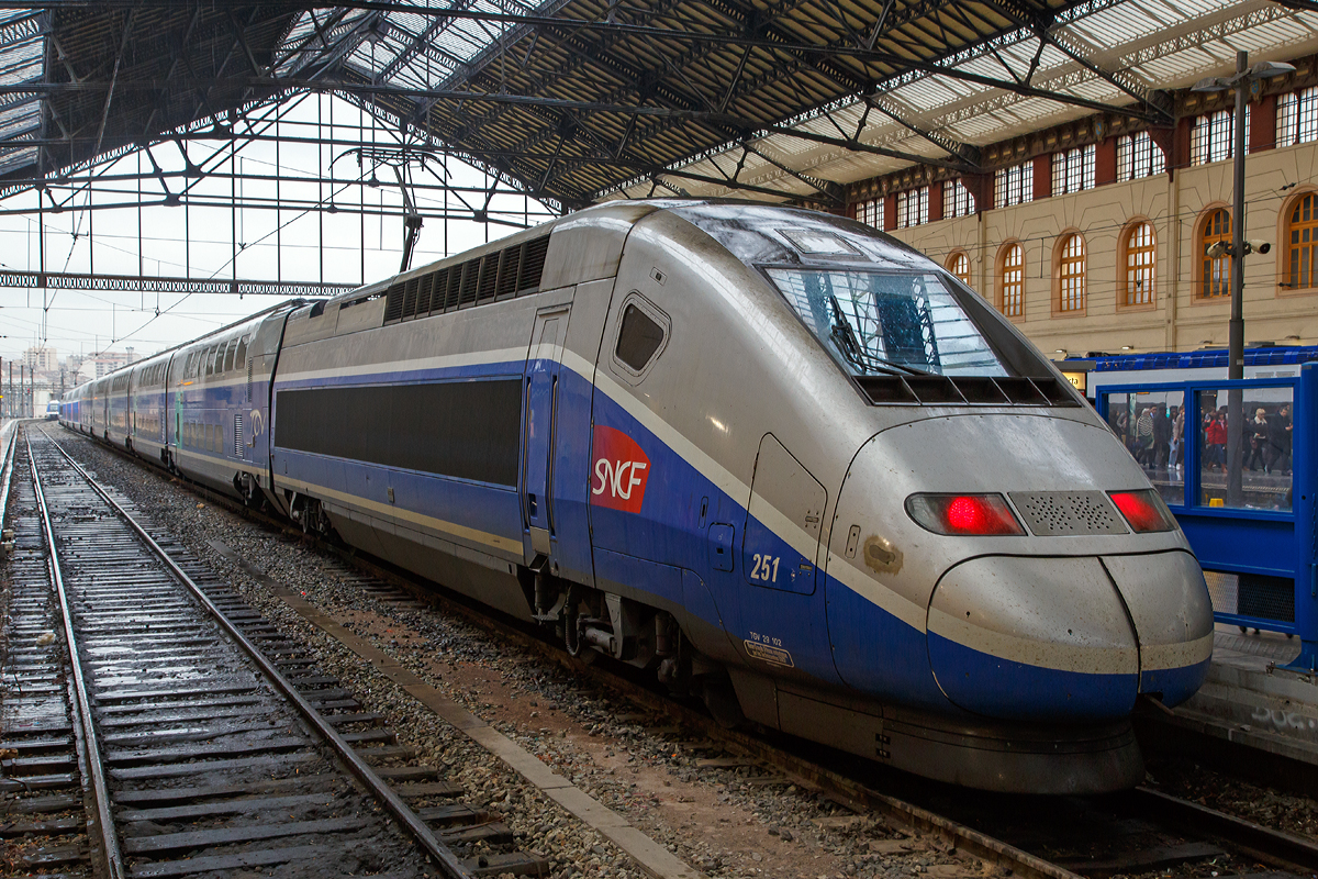 
Der SNCF TGV Duplex, Rame 251 (Triebzug 251), ein TGV der Serie TGV 29 000. am 26.03.2015 im Bahnhof Marseille St-Charles. 

Dies ist ein TGV Duplex der 1. Generation, der 3. Bestellung (Okt. 2000). Es sind Zweisystemtriebzüge die unter 1,5 kV Gleichstrom und 25 kV 50 Hz Wechselstrom verkehren können. Der TGV Duplex wurde entwickelt, um höhere Kapazitäten auf der überlasteten französischen Hochgeschwindigkeitsstrecken anbieten zu können. Die Züge bestehen aus zwei angetriebenen Triebköpfen und 8 (antriebslose) Mittelwagen.

TECHNISCHE DATEN:
Baureihenbezeichnung: TGV Duplex (1. Generation), Serie 29000
Spurweite: 1.435 mm
Achsfolge:  Bo'Bo'+2'2'2'2'2'2'2'2'2'+Bo'Bo'
Anzahl der Achsen: 26  (8 davon angetrieben)
Länge des Zuges : 200,19 m
Leergewicht: 380,0 t
Achslast: 17 t
Leistung bei 1,5 kV DC: 3.680 kW 
Leistung bei 25 kV 50 Hz AC: 8.800 kW (~12.000 PS)
Antrieb: 8 Drehstrom-Synchronmotoren (SM 47)
Höchstgeschwindigkeit: 320 km/h
Stromsysteme: 25 kV / 50 Hz und 1,5 kV Gleichstrom
Zugleitsysteme: TVM 430 / KVB / Crocodile
Sitzplätze: 516 (184 in der 1. und 332 in der 2. Klasse)