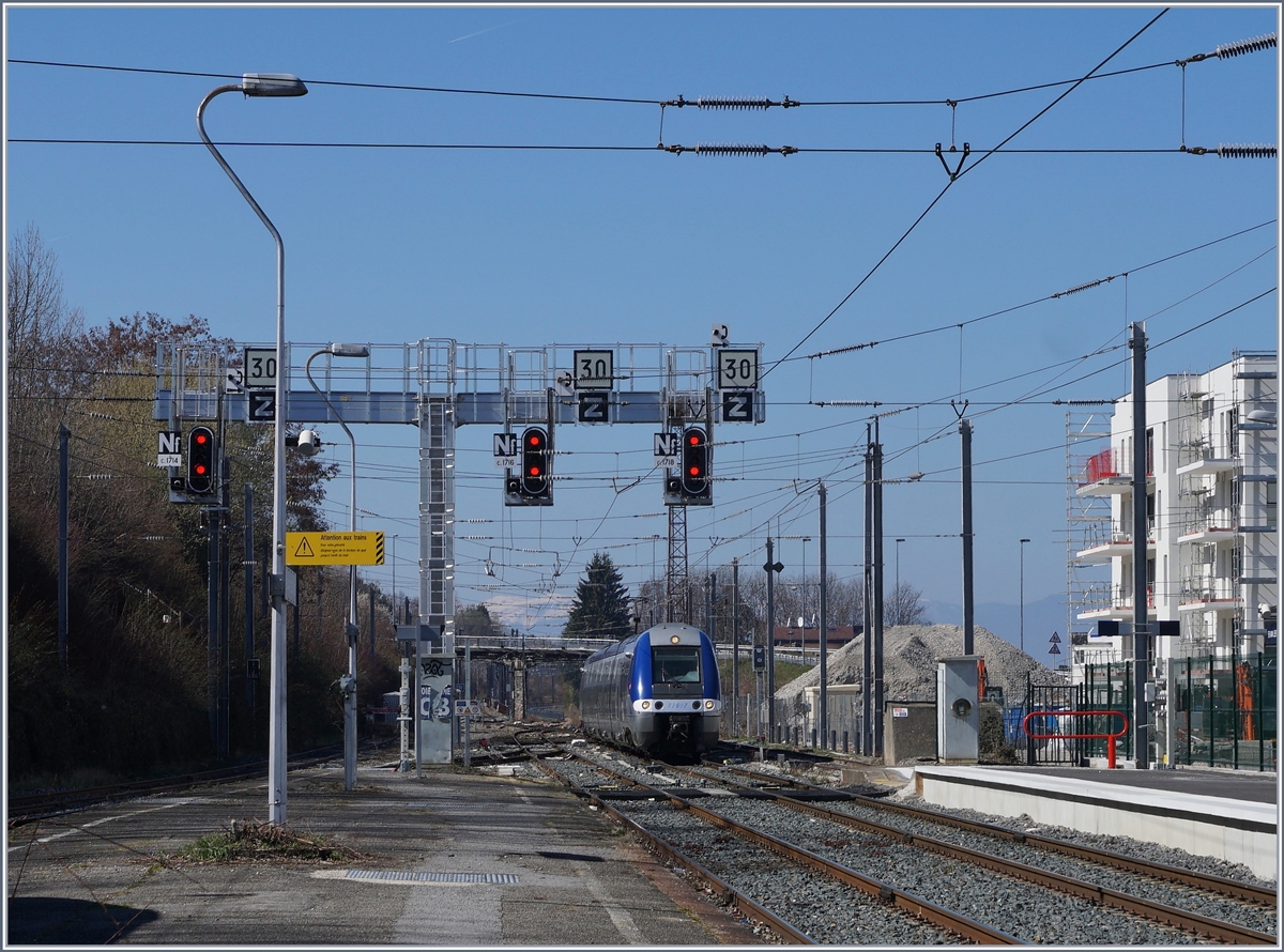 Der SNCF Triebzug 82667 erreicht Evain.

23. M�rz 2019