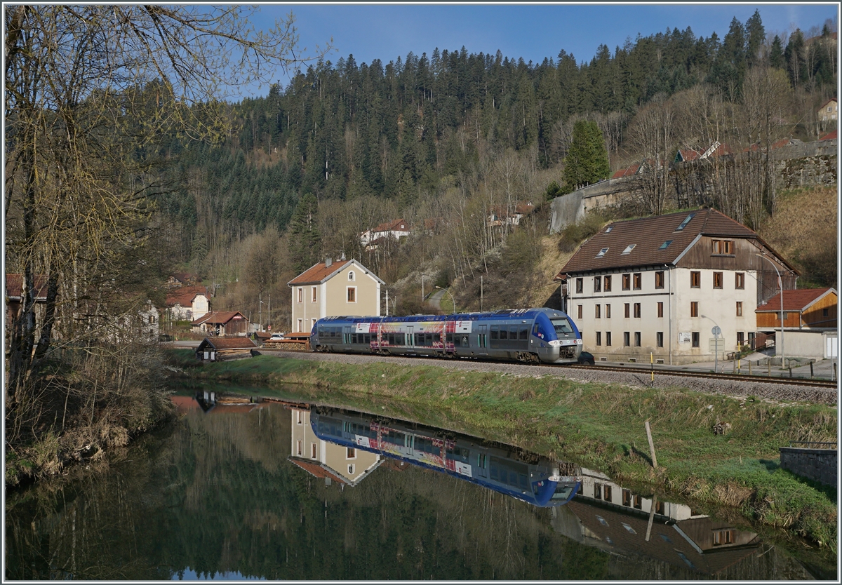 Der SNCF X 76679/680 verl�sst als TER 18108 von La Chaux de Fonds nach Besan�on den Ort Morteau. 

16. April 2022