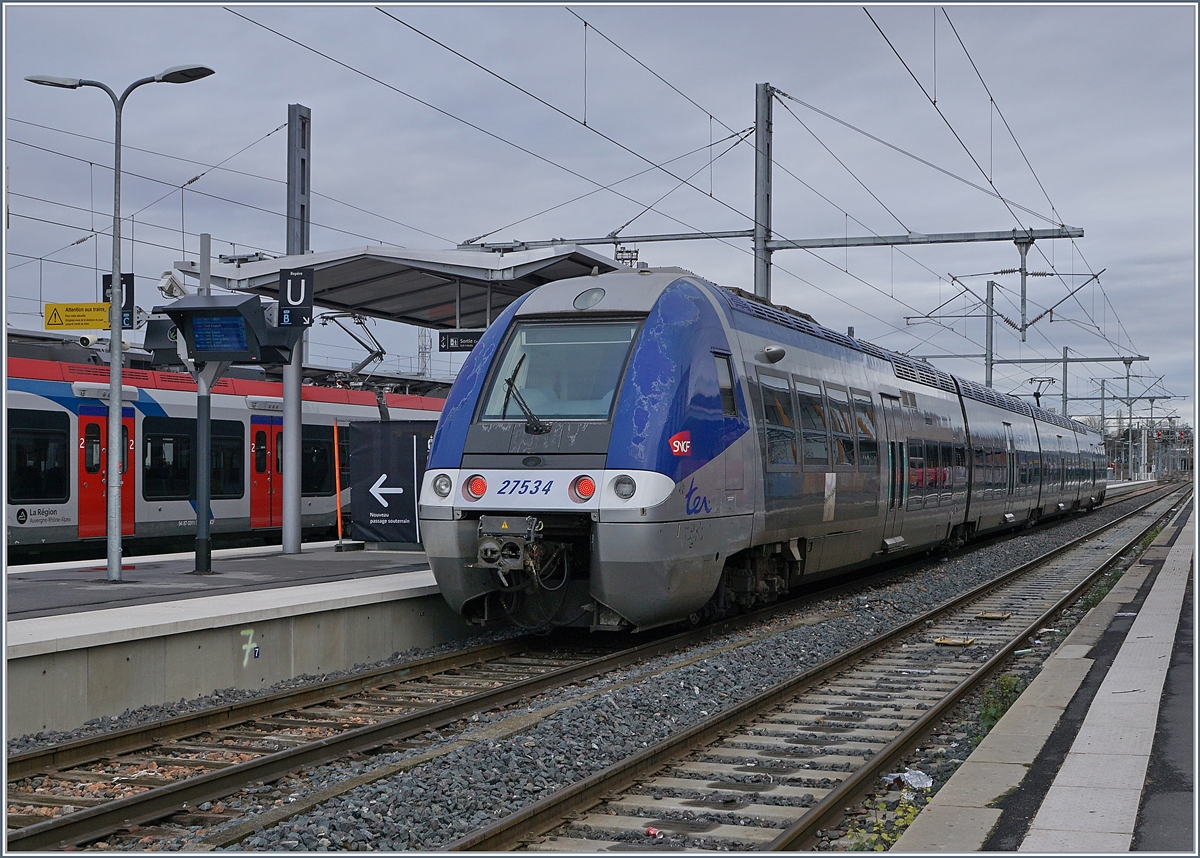 Der SNCF Z 27534 wendet in Annemasse. 

15. Dez. 2019