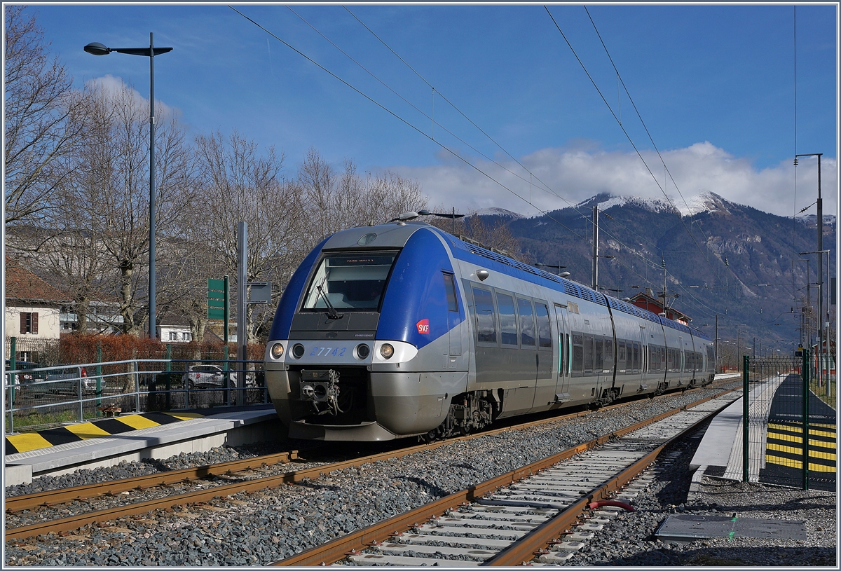 Der SNCF Z 27742 auf dem Weg von St-Gervais-le-Bains-Le Fayet nach Bellegarde (Ain) beim Halt in Saint-Pierre-en-Faucigny.

21. Februar 2020