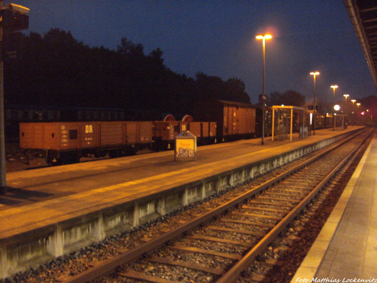 Der Sonderzug, bestehend aus G�terwagen auf Gleis 3 im Bahnhof Putbus abgestellt am 13.10.13