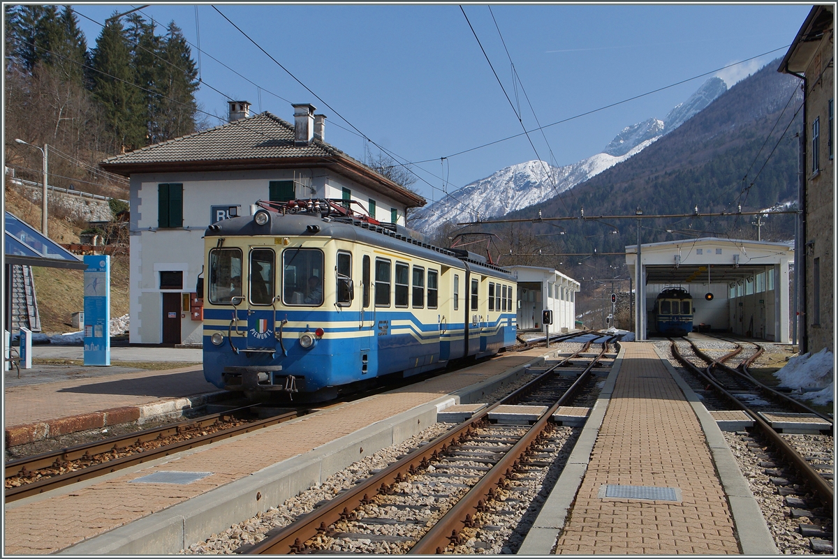 Der SSIF ABe 6/6 34 wartet in seinem Ausgangsbahnhof Re auf die Abfahrt als Regionalzug nach Domodossola.
19. März 2015