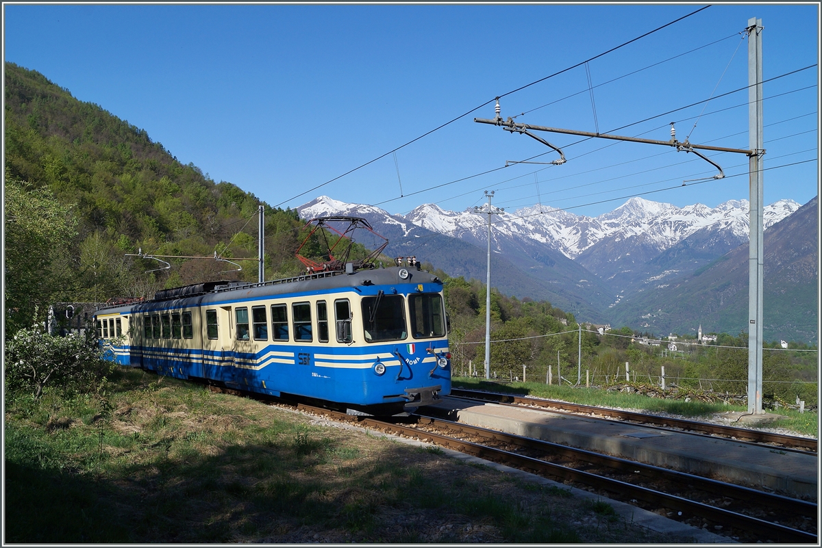 Der SSIF ABe 8/8 21  Roma  als internationaler Schnellzug D 32 Locarno - Domodossola bei der Durchfahrt in Verigo. Im rechten Bildteil, im Hintergrund ist Trontana zu erkennen. 15. April 2014