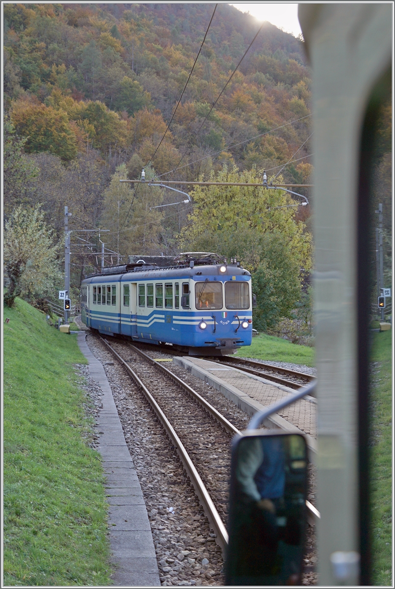 Der SSIF ABe 8/8 21  ROMA  (UIC 94 83 4880 021-0 I-SSIF) erreicht als PE72 69 bzw.  Diretto Domodossola - Locarno  den Bahnhof von Verigo, wo ich aus dem nach Domo fahrenden ABe 6/6 33 dank den zu öffnenden Fenster dieses (und noch weitere) Bilder machen konnte. 31. Okt. 2024