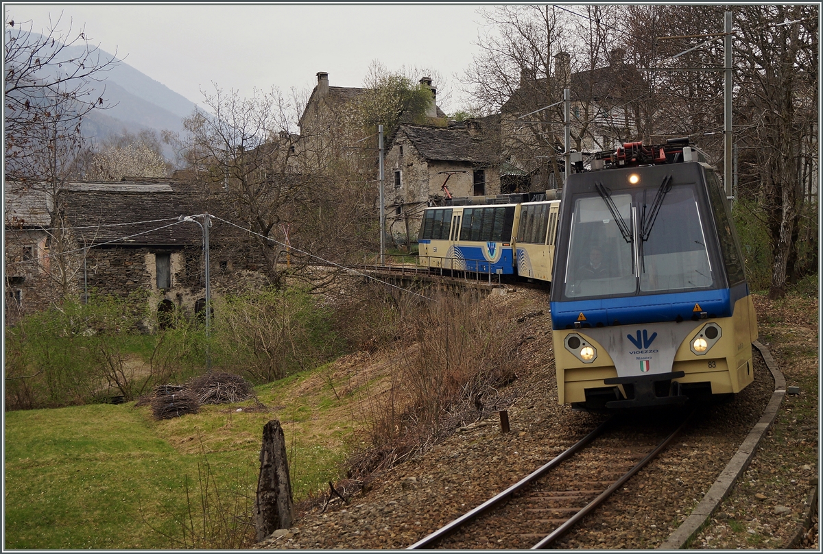 Der SSIF Treno Panoramico 40 von Locarno nach Domossolla bei Verigo.
3. April 2014