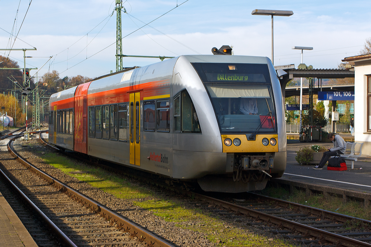Der Stadler GTW 2/6  - VT 117 (95 80 0946 417-2 + 95 80 0646 417-5 + 95 80 0946 917-1 D-HEB) der Hellertalbahn steht am 09.11.2014 im Bahnhof Betzdorf/Sieg zur Abfahrt nach Dillenburg bereit.

Dieser GTW 2/6 mit dieselelektrischem Antrieb besteht aus: Dem mittigem Antriebsmodul (95 80 0646 417-5 D-HEB), auch Antriebscontainer genannt, dessen beiden Achsen angetrieben sind und das Fahrzeug bewegen. Die zwei leicht und niederflurig gebaute Endmodule (95 80 0946 417-1 D-HEB und 95 80 0946 917-2 D-HEB mit je einem Drehgestell sttzen sich auf das Antriebsmodul, somit ergibt sich die Achsfolge 2'Bo'2. Es ergibt sich auch eine sehr gute Raumausnutzung der Endmodule, nur ist das Fahrzeug durch das Antriebsmodul in zwei Hlften geteilt und der Gang durch den Antriebscontainer nicht barrierefrei passierbar.

Dieser Triebwagen wurde 1999 bei DWA, Bautzen (Deutsche Waggonbau AG, heute Bombardier Transportation) unter der Fabriknummer 525/002 fr die Hessische Landesbahn (HLB) gebaut, dessen Eigentum er ist und ihn an die Hellertalbahn vermietet hat. Der elektrische Teil und die Fahrwerke sind von Adtranz (Schweiz).

Die Antriebausrstung besteht aus einem MTU 12V 183 TD 13 V 12 – Zylinder - Dieselmotor der seine 550 kW Leistung auf einen Dreiphasen-Generator bertrgt der zwei Asynchronmotoren (Adtranz, 6 RIA 4548) antreibt. Die max. Leistung an den Rdern betrgt 420 kW, die Hchstgeschwindigkeit 120 km/h. Der kompl. Triebwagen hat eine Lnge ber Kupplung (Scharfenbergkupplung) von 38.660 mm und ein Eigengewicht von 52 t.


Weitere TECHNISCHE DATEN:
Spurweite: 1.435 
Achsfolge: 2'Bo'2.
Lnge ber Scharfenbergkupplung: 38.660 mm 
Breite: 3.000 mm 
Hhe: 3.850 mm 
Eigengewicht: 52 t 
Drehgestellabstnde: je 2.000 mm 
Antriebsmotor:  MTU 12V 183 TD 13
Treibraddurchmesser (neu): 860 mm
Laufraddurchmesser (neu): 680 mm 
Hchstgeschwindigkeit: 120 km/h.
Max. Beschleunigung: 0,88 m/s
Anfahrzugkraft: 62 kN
Sitzpltze: 120
Stehpltze: 103 (bei 4 Pers./m)