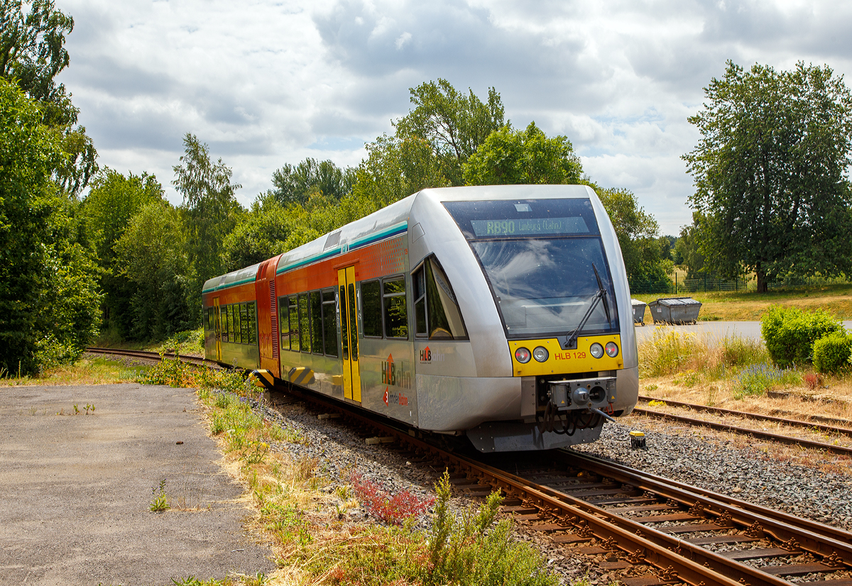 Der Stadler GTW 2/6 HLB 129 bzw. VT 526 129 (95 80 0946 429-7 D-HEB / 95 80 0646 429-0 D-HEB / 95 80 0946 929-6 D-HEB) der HLB (Hessische Landesbahn GmbH) fährt am 07.07.2019 von Westerburg, als RB 90  Westerwald-Sieg-Bahn , weiter nach Limburg (Lahn).
