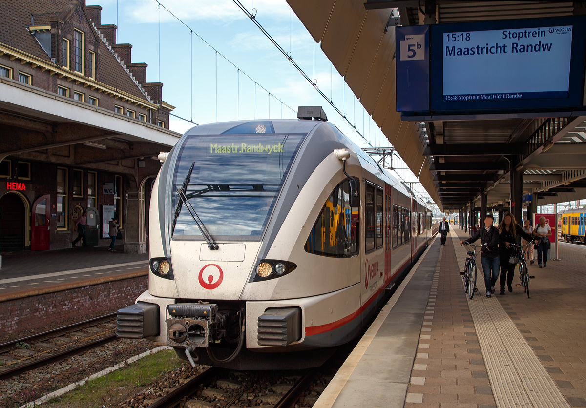 
Der Stadler GTW 2/8 – 651, ein Elektrischer Gelenktriebwagen (EMU),  der VEOLIA Transport Niederlande am 03.10.2015 beim Halt im Bahnhof Maastricht. Er fährt die Verbindung Kerkrade – Heerlen - Maastricht Randwyck.

Für den Regionalverkehr im Süden der Niederlande beschafft VEOLIA Transport 8 neue elektrische Gelenktriebwagen für 1500 V Gleichspannung. Davon wurden 5 GTW 2/6 und 3 GTW 2/8 geliefert. Die sind Züge in der Provinz Limburg auf der Strecke Maastricht – Kerkrade im Einsatz. Diese Generation der GTW Triebwagen erfüllt die neue europäische Norm EN 15227, welche die Energieabsorption bei Zusammenstößen regelt. Deutlich hier zusehen an den Energieabsorber (rechts und links der Scharfenberg Kupplung) Die Züge sind behindertengerecht ausgerüstet und verfügen über eine geschlossene Toilettenanlage.

Ein GTW 2/6 besteht aus: Dem mittigem Antriebsmodul auch Antriebscontainer genannt, dessen beiden Achsen angetrieben sind und das Fahrzeug bewegen. Und zwei leicht gebaute Niederflurwagenkasten als Endmodul (mit Führerstand) mit je einem Drehgestell stützen sich auf das Antriebsmodul, somit ergibt sich die Achsfolge 2'Bo'2. Es ergibt sich auch eine sehr gute Raumausnutzung der Endmodule, nur ist das Fahrzeug durch das Antriebsmodul in zwei Hälften geteilt und der Gang durch den Antriebscontainer nicht barrierefrei passierbar.

Bei dem GTW 2/8 (wie dieser), ist zusätzlich noch ein Mittelwagen (Niederflurwagenkasten mit einem Drehgestell) zwischen dem Antriebsmodul und dem Endmodul gehuppelt. So hat dieser dann die Achsfolge 2’Bo’2’ 2’.

Technische Daten von dem GTW 2/8 (EMU):
Inbetriebsetzung:  2008
Spurweite:  1.435 mm
Achsfolge:  2’Bo’2’ 2’
Länge über Kupplung:  55.937 mm
Fahrzeugbreite:  2.990 mm 
Fahrzeughöhe:  4.300 mm
Fußbodenhöhe:  830 mm (Niederflur)/ 996 mm (Hochflur)
Einstiegsbreite:  1.300 mm
Dienstgewicht:  ca. 84.5 t
Achsabstand (Trieb- und Laufdrehgestell):  2.100 mm
Triebraddurchmesser (neu): 860 mm
Laufraddurchmesser (neu):  750 mm
Max. Leistung am Rad: 1.100 kW
Anfahrzugkraft:  80 kN
Höchstgeschwindigkeit 140 km/h
Speisespannung: 1.5 kV DC
Sitzplätze:  2. Klasse 159 / 1. Klasse 16
Klappsitze: 17