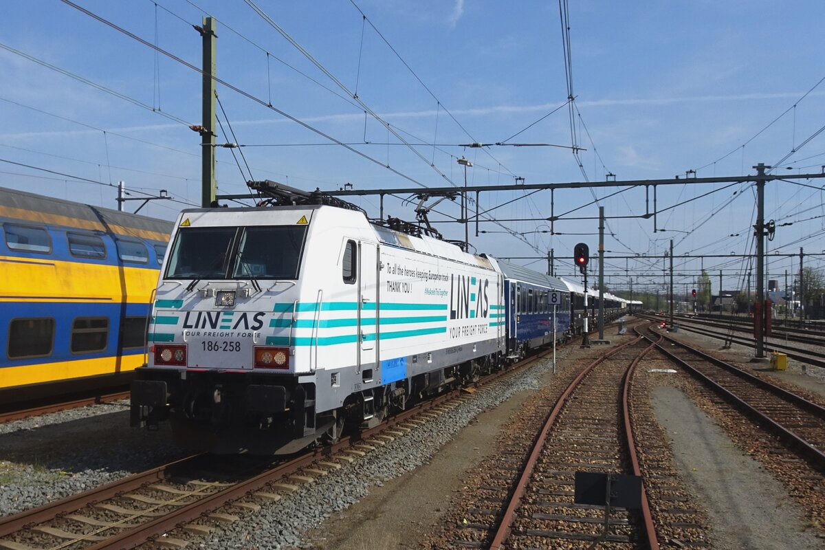 Der Starzug des Tages: 186 258 (Lineas Werbelok und fahrender dankesch�n f�r die Sorgpersonale w�hrend der COVID-19 Krise) treft am 14 April 2022 mit der VSOE (Amsterdam Centraal->Venezia San Lucia) in Roosendaal ein. Das Bild wurde vom bahnsteig mit etwas Zoom gemacht.