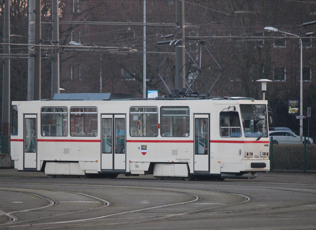 Der Tatra Wagen T6A2(704)aus dem Baujahr1990 von CKD Praha-Smichov stand am 17.01.2020 auf dem Betriebshof der Rostocker Straßenbahn AG.