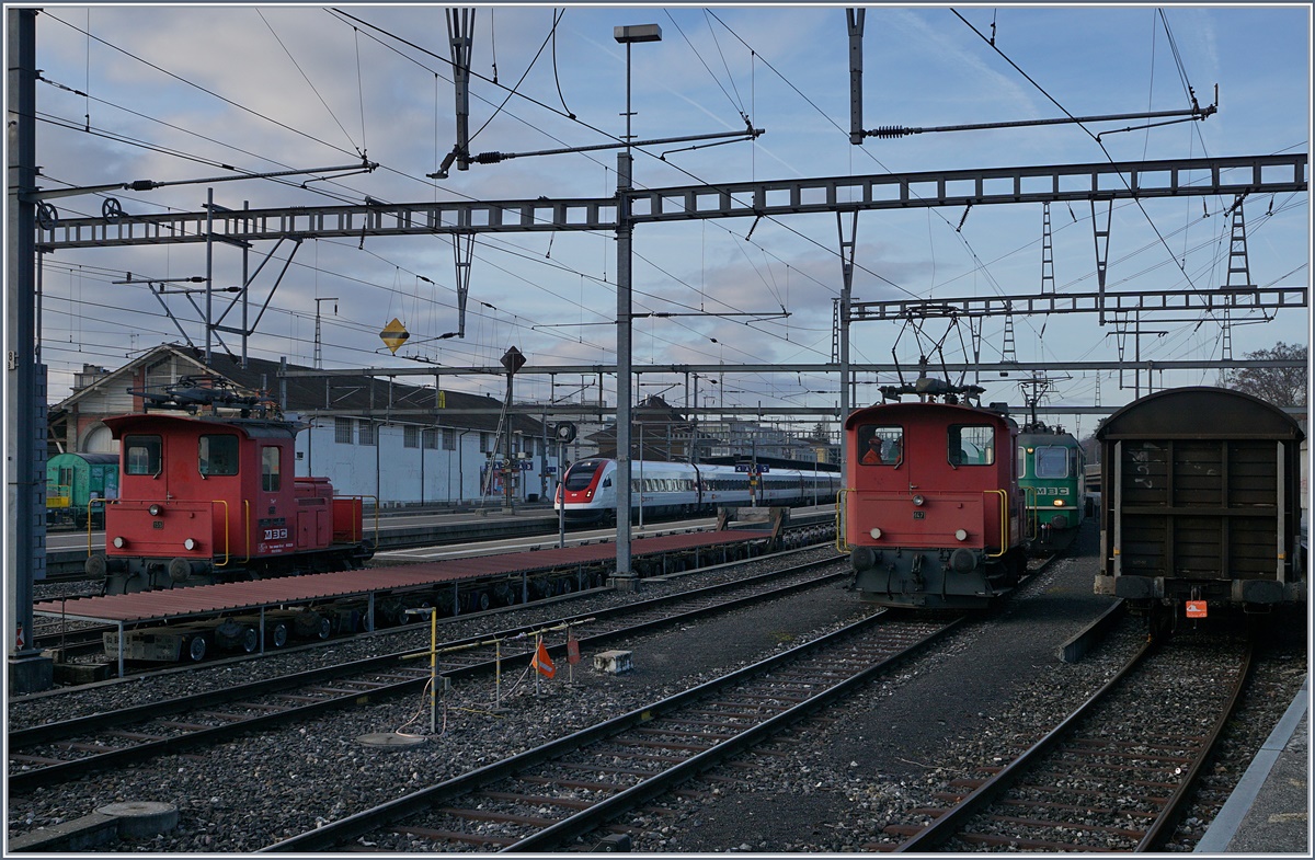 Der Te III verlässt ihren leeren Zug mit der Re 4/4 II um auf den Nebengleis den vollen, von der BAM kommende zu übernehmen.
22. Feb. 2017