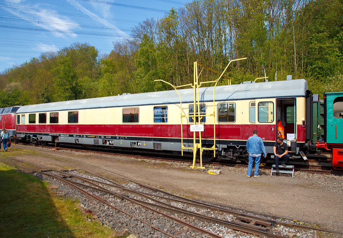 
Der TEE Kanzlerwagen D-DB 61 80 89-90 001-2 der Gattung WGSmz 853 vom DB Museum (Deutsche Bahn Stiftung) am 30.04.2017 als Gast im Eisenbahnmuseum Bochum-Dahlhausen.

Der als Kanzlerwagen bezeichnete Salonwagen gehörte ursprünglich nicht zum „TEE Rheingold“. Er wurde 1974 für den Bundeskanzler Helmut Schmidt gebaut. Der Salonwagen war dennoch oft in TEE- und IC-Zügen anzutreffen, beispielsweise freitags, wenn der Bundeskanzler ins Wochenende nach Hamburg zu seiner Familie fuhr oder wenn er sich auf Staatsreisen im In- und Ausland befand. Bei solchen Anlässen wurde der Wagen an einen planmäßigen TEE- oder IC-Zug angehängt. In der heutigen Zeit ist es kaum noch vorstellbar, dass eine hochgestellte Persönlichkeit des öffentlichen Lebens in einem Salonwagen in einem planmäßig verkehrenden Zug reist, dazu noch ohne größere Sicherheitsmaßnahmen.

Der Wagen verfügt über einen geräumigen Tagessalon, zwei große Schlafabteile, die durch eine Dusche und Toilette voneinander getrennt sind. Es schließen sich zwei Begleiterabteile und eine kleine Küche an. An den Kopfenden ist zusätzlich je eine Toilette angeordnet.

Wie alle Komfortreisezugwagen verfügt auch der Salonwagen des Bundeskanzlers über eine Klimaanlage, ferner über eine Radioanlage und einen Farbfernseher. Die Beleuchtung erfolgt mittels Leuchtstoffröhren und in den Abteilen teilweise mittels Glühlampen. Die Drehgestelle entsprechen der Bauart Minden-Deutz 36, die Bremsanlage der Bauart KE ist zusätzlich mit einer Magnetschienenbremse ausgestattet. Die Höchstgeschwindigkeit des Wagens beträgt 200 km/h. Im großen Tagessalon ist ein Tachometer angebracht, von dem die Geschwindigkeit des Zuges jederzeit ablesbar ist.

Als der Wagen für seinen ursprünglichen Zweck nicht mehr benötigt wurde und ein wirtschaftlicher Einsatz nicht mehr möglich war, gelangte er in den Museumsbestand. Heute dient er als Sonderwagen im TEE-Museumszug.

Technische Daten:  
Fahrzeugnummer 51 80 89-90 001-4
Indienststellung 30.09.1974
Hersteller: Waggonfabrik Wegmann
Höchstgeschwindigkeit: 200 km/h
Länge über Puffer: 26.400 mm
Drehzapfenabstand: 19.000 mm
Dienstgewicht: 56 t
