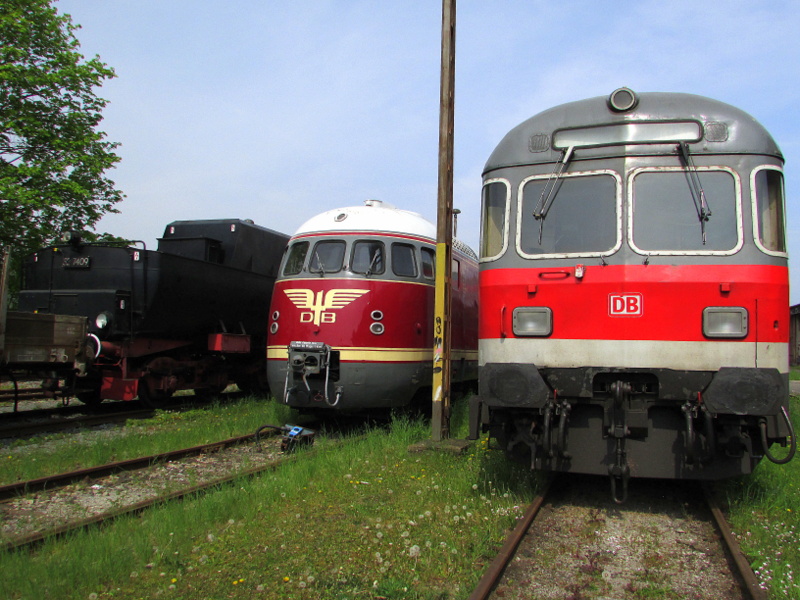 Der Tender von 52 7409,Der orginale Weltmeisterzug von 1954 und ein Steuerwagen standen am 26.April.2014 im au�engel�nde des DLW Meiningen