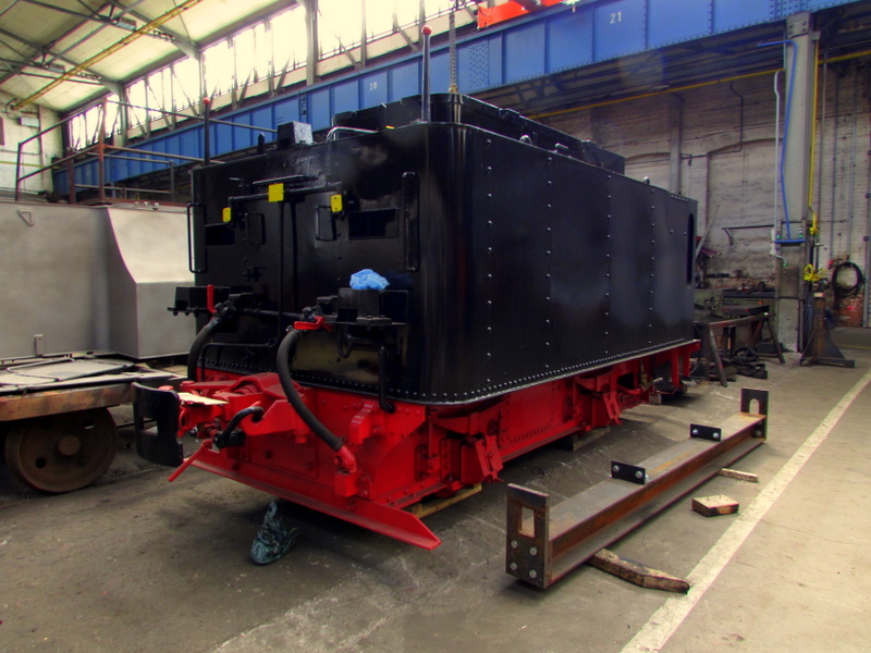 Der Tender der Rügen-Lok 99 4652 wartet auf ihre Lok im DLW Meiningen.
Hier am 26.April.2014