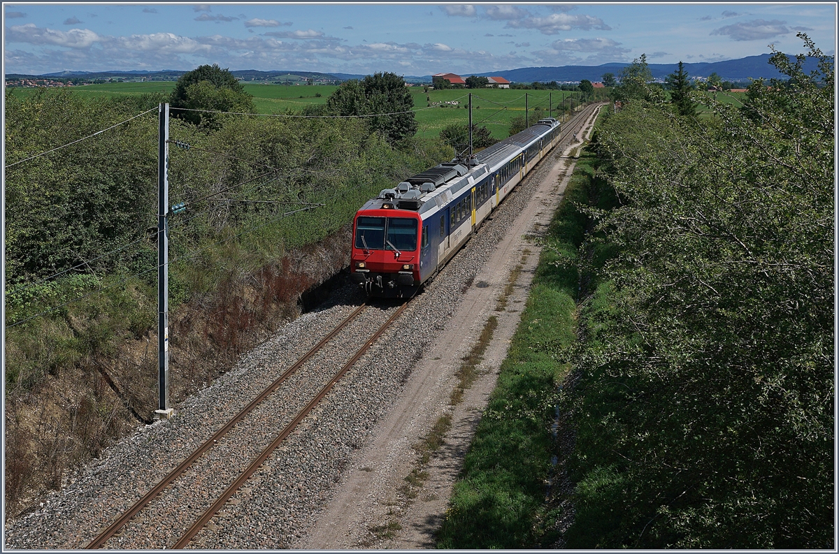 Der TER 18124 auf seiner Fahrt nach Frasne kurz nach La Rivière-Drugeon. 

21. Aug. 2019