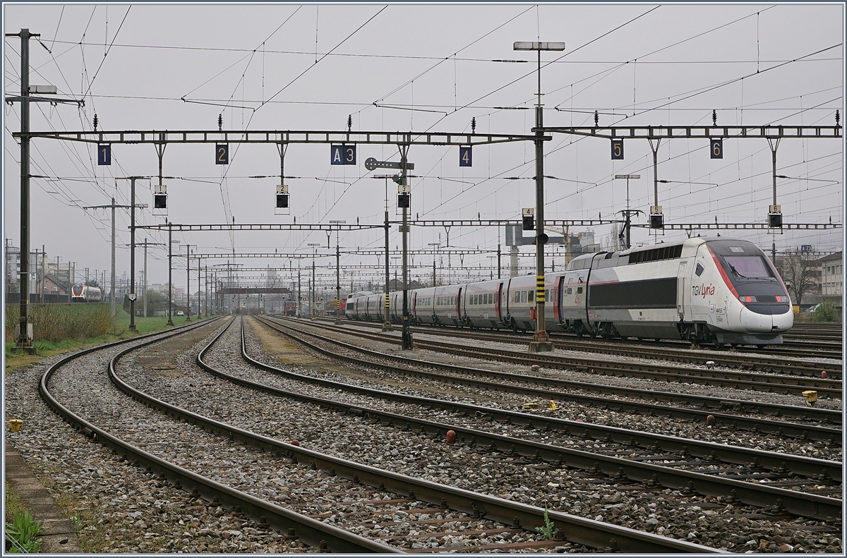 Der TGV 4415 Lyria wartet im Rangierbahnhof von Biel auf seinen nächsten Einsatz, links im Bild ist ein SBB RABe 522 auch nach Frankreich unterwegs, sein Ziel ist Meroux TGV

5. April 2019