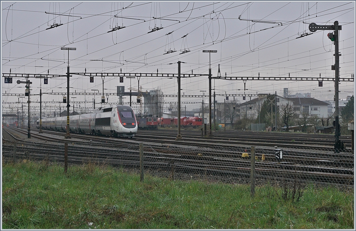 Der TGV 4415 Lyria wartet im Rangierbahnhof von Biel auf seinen nächsten Einsatz, rechts im Bild eines der Ausfahrsignale des Rangirbahnhofs.

5. April 2019