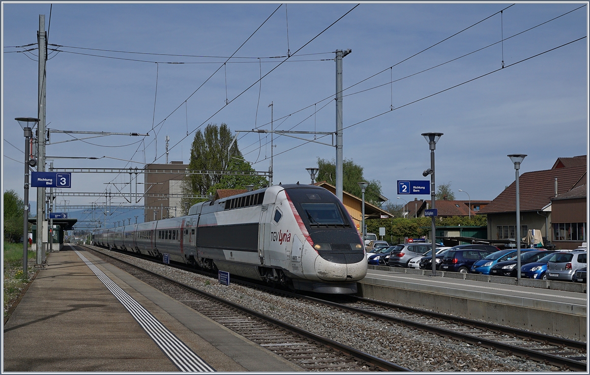 Der TGV 4419 fährt als Leeermaterialzug von Biel Rangierbahnhof nach Bern und konnte hier bei der Durchfahrt in Schüpfen fotografiert werden.

24. April 2019