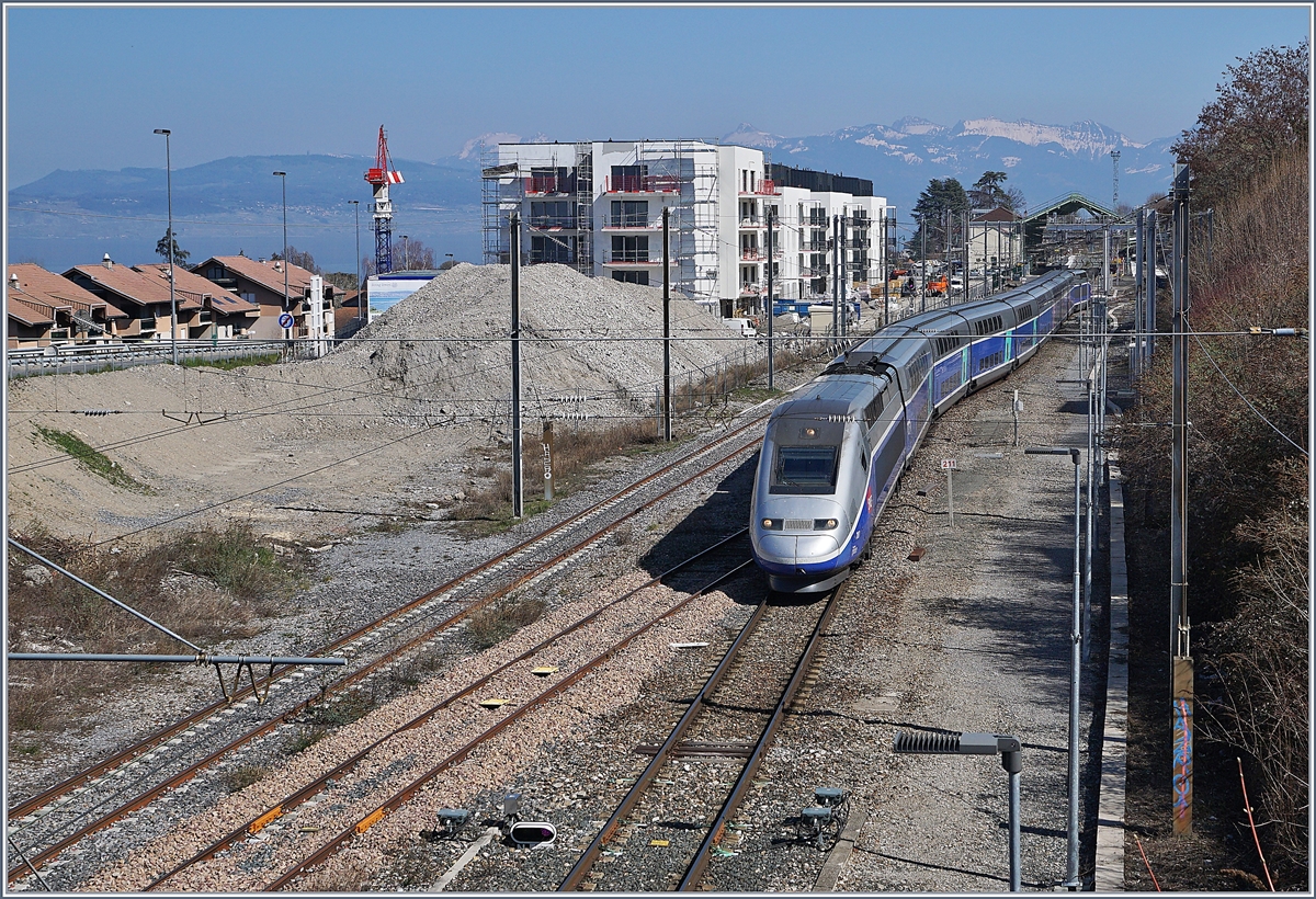 Der TGV 6508 (Rame 287) verlässt Evain les Bains in Richtung Paris. 

23. März 2019