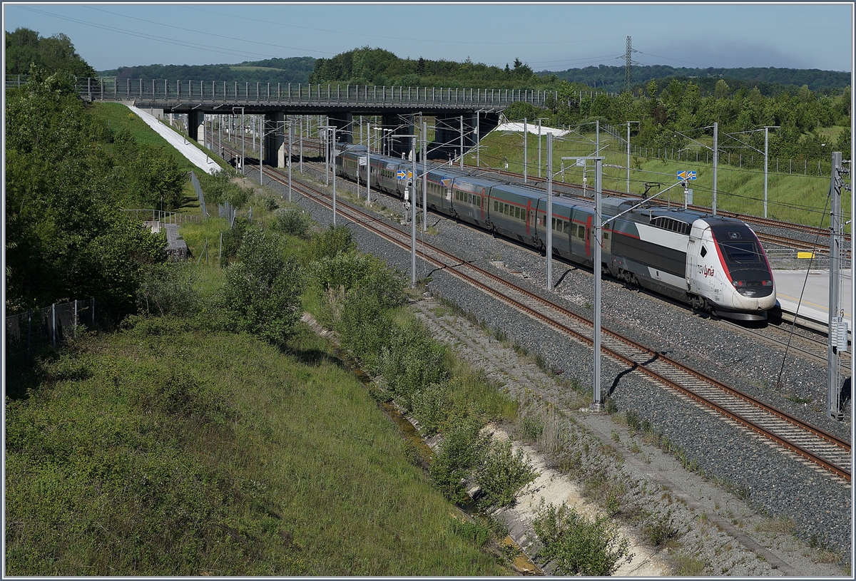 Der TGV Lyria 4410 verlässt Belfort-Montbéliard TGV in Richtung Paris. 

1. Juni 2019
