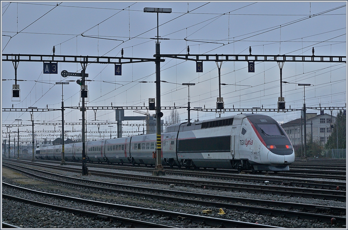 Der TGV Lyria 4415 ist im Rangierbahnhof Biel bis zur nächsten Leistung abgestellt, da in Bern umbaubedingt kein Platz ist.

5. April 2019