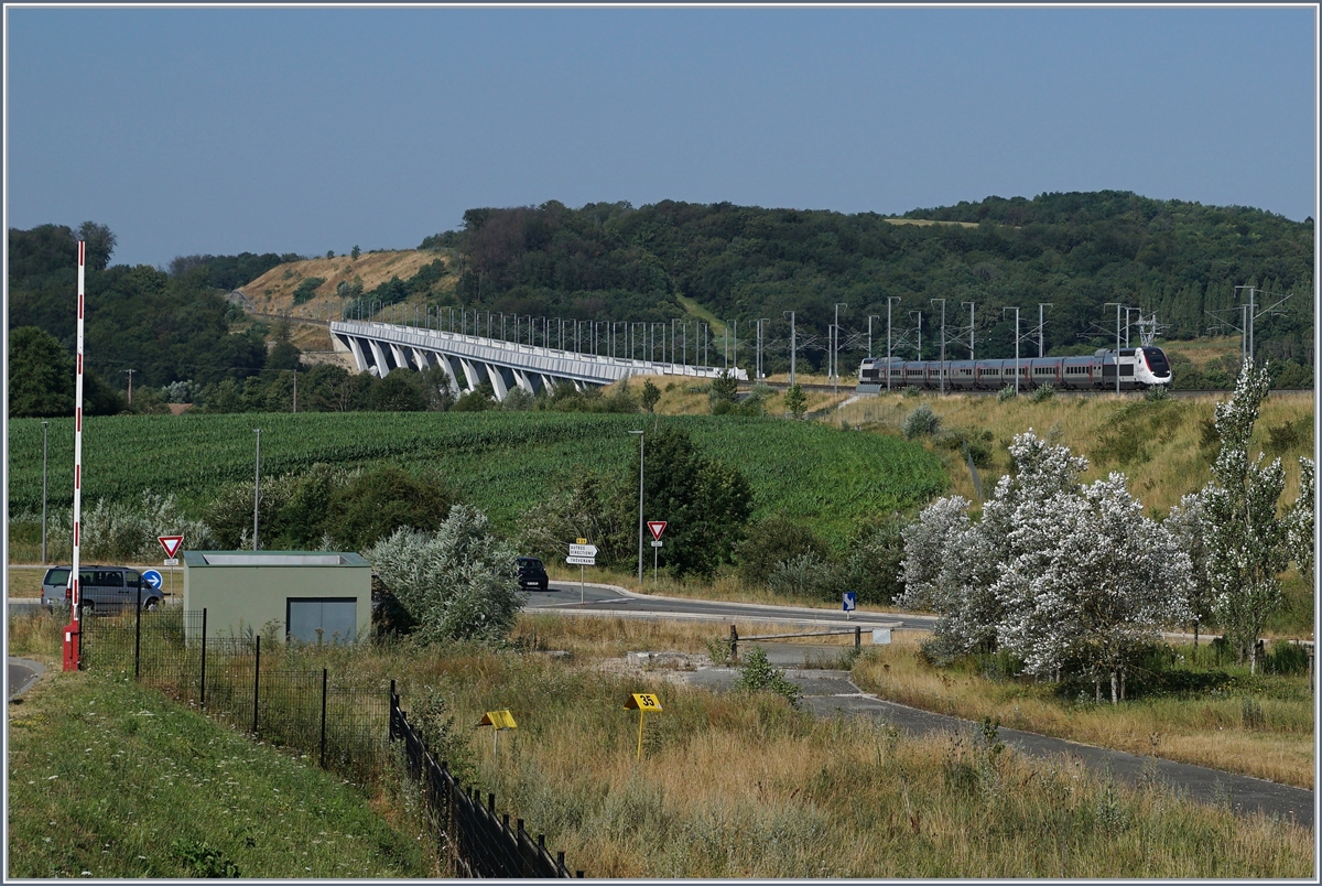 Der TGV Lyria 9203 von Paris nach Zürich hat dem 816 Meter langen Viaduc de la Savoureuse hinter sich gelassen und erreicht in Kürze seinen nächsten Halt, Belfort-Montbéliard TGV. 

23. Juli 2019