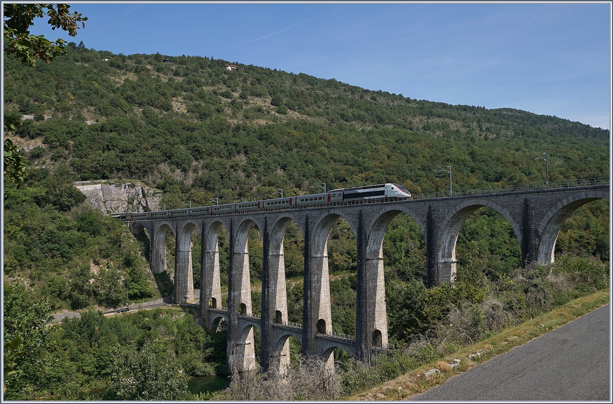 Der TGV Lyria 9765 auf dem 269 Meter langen Cize-Bolonzon Viadukt. 

17. Juli 2019