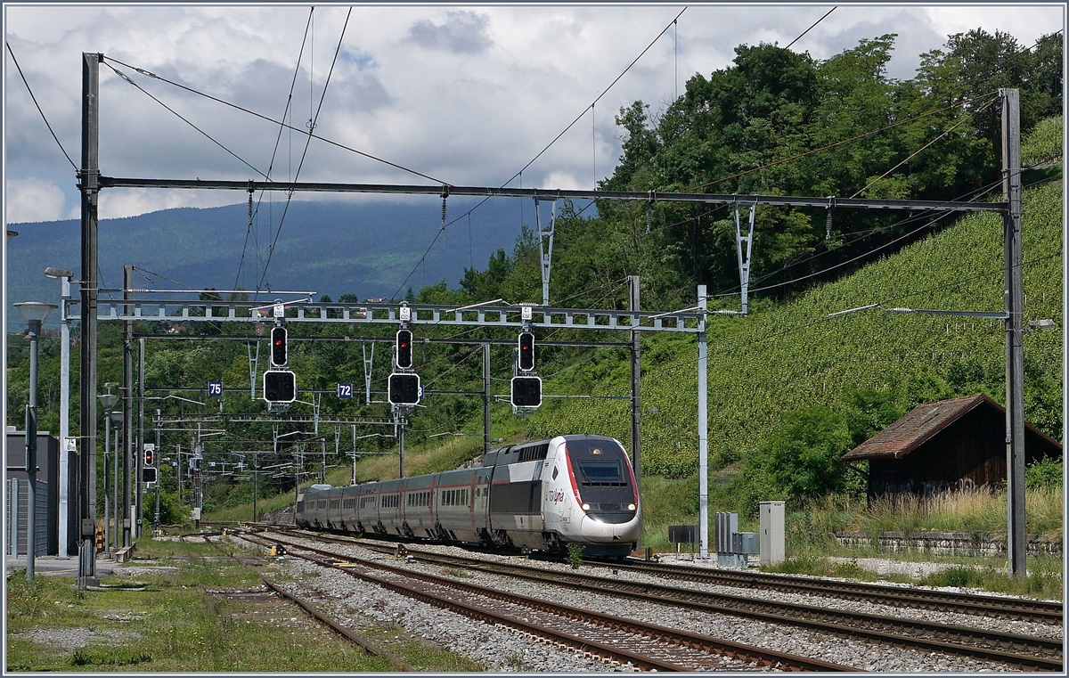 Der TGV Lyria von Paris nach Genève hat bei La Plaine die Schweiz erreicht und damit fast sein Ziel Genève.
20. Juni 2016