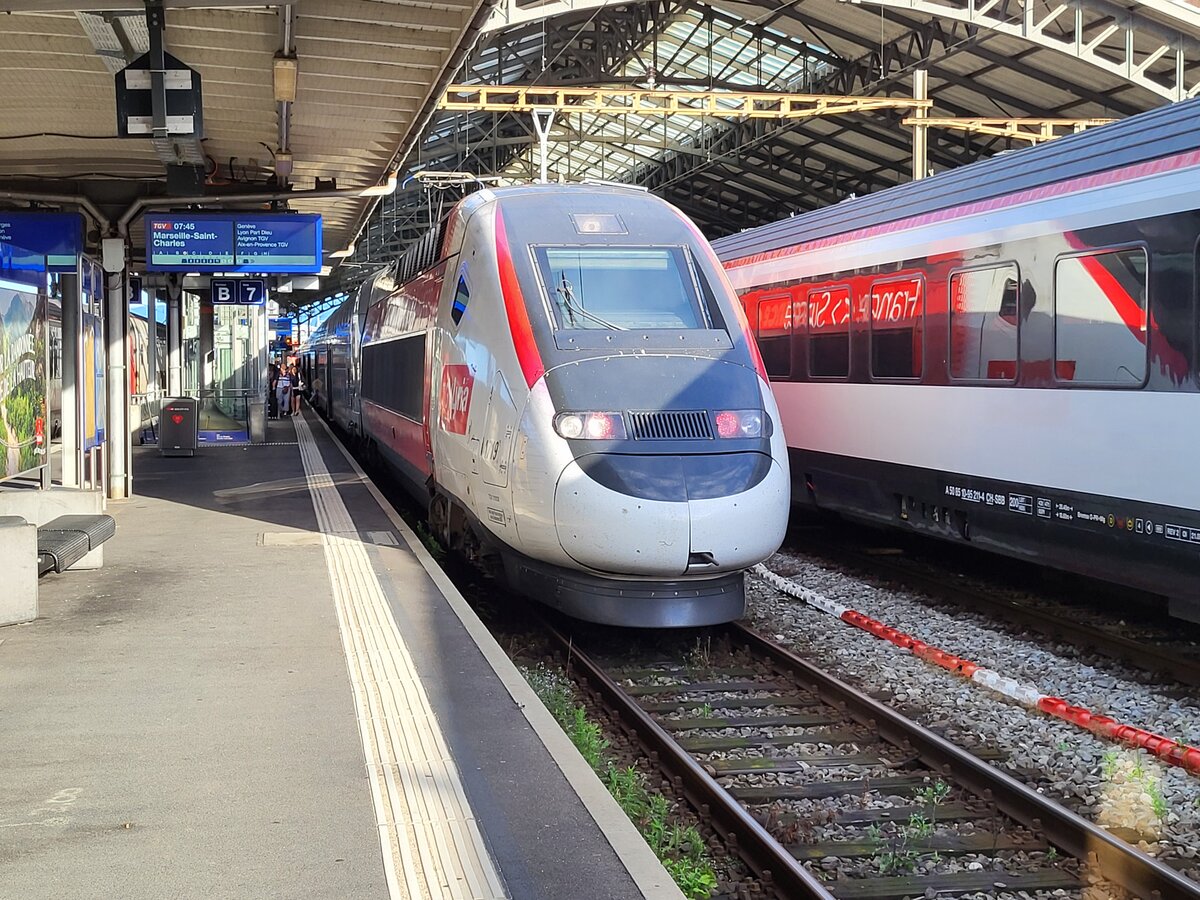 Der TGV Lyria Rame 4719 wartet in Lausanne auf die Abfahrt nach Marseille. Leider wird diese beliebte Verbindung nur im Juli und August angeboten.
13.Juli 2024