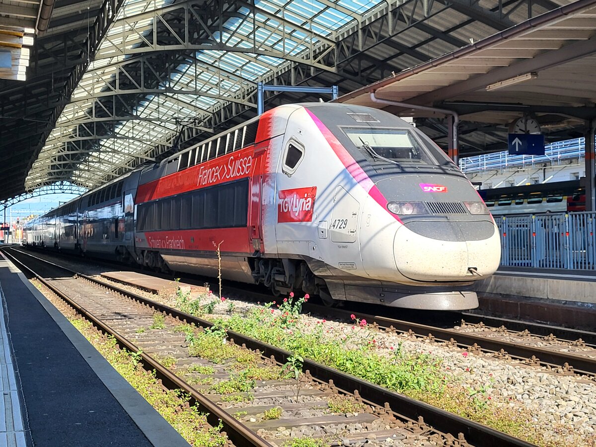 Der TGV Triebzug 4729 (Rame 4729) wartet als TGV Lyria in Lausanne auf die Abfahrt nach Paris, Gare de Lyon. Der Triebkopf hat die Bezeichnung TGV 310057 und die UIC Nummer 93 87 03 10057-9 F-SNCF. 

11. Mai 2024