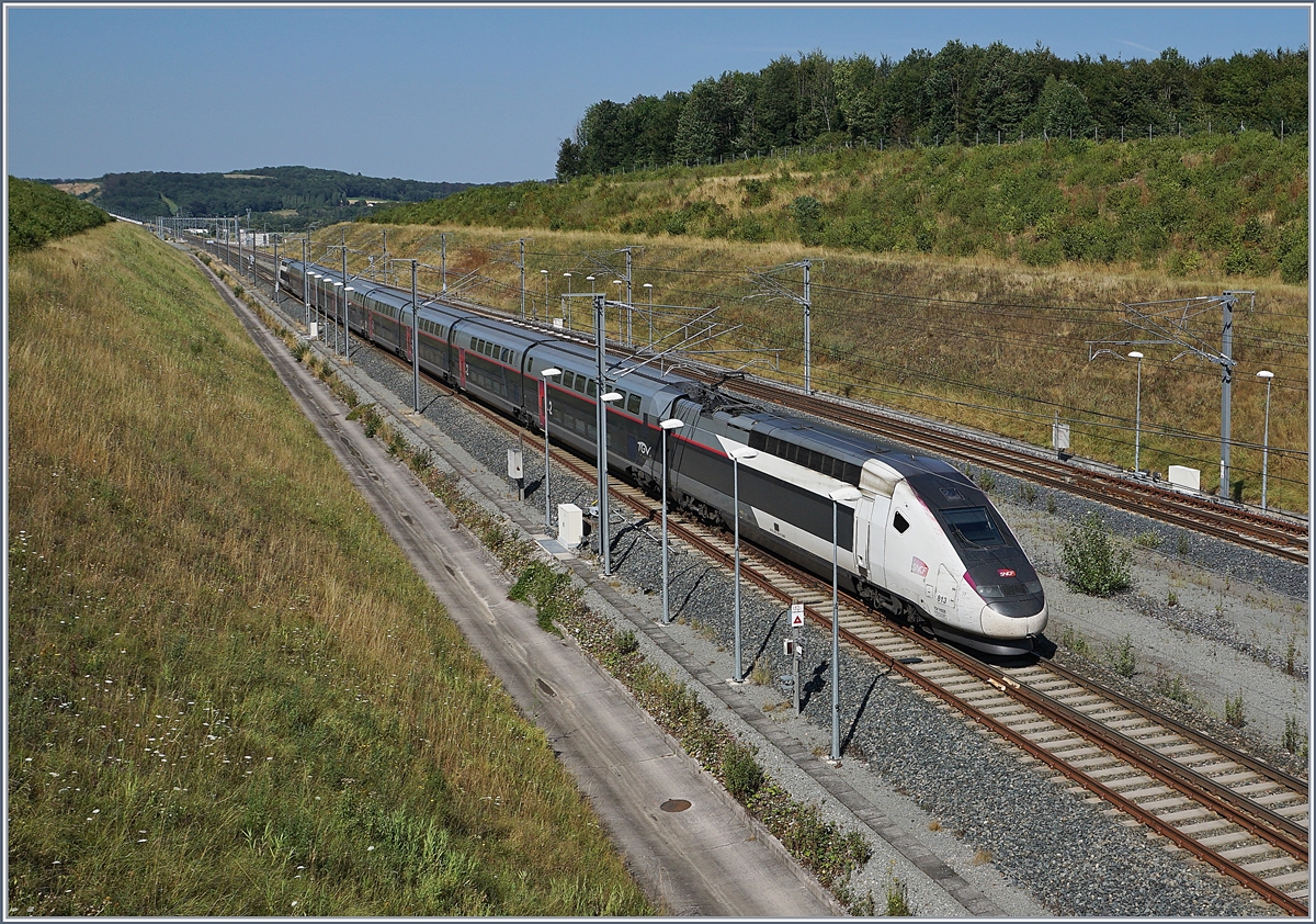 Der TGV Triebzug 873 verlässt als TGV 9880 von Luxembourg nach Montpellier den Bahnhof von Belfort Montbéliard TGV. 

23. Juli 2019
