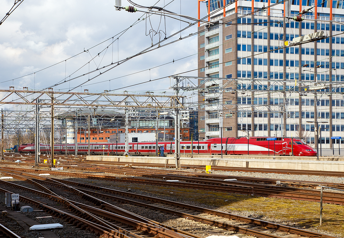
Der Thalys PBA 4537 verlässt am 31.03.2018 den Bahnhof Amsterdam Centraal in Richtung Paris via Brüssel.

Der Thalys wurde für den länderübergreifenden Verkehr zwischen Belgien, Deutschland, Frankreich und den Niederlanden gebaut und ist deshalb mehrsystemfähig. Es existieren zwei Varianten der Züge: der (hier gezeigte) Thalys PBA (Paris–Brüssel–Amsterdam) und der Thalys PBKA (Paris–Brüssel–Köln–Amsterdam).

Von den Thalys PBA existieren neun Einheiten (Rame 4532-4540), diese sind baugleich mit dem TGV Réseau und alle Eigentum der SNCF. Eigentlich sind es auch TGV der Serie 38000. Sie können unter 25kV/50Hz Wechselstrom, sowie unter 3kV und 1,5kV Gleichstrom fahren. Außerdem sind sie mit den Zugsicherungssystemen der drei Länder ausgestattet. Die Züge leisten bei 25 Kilovolt eine Dauerleistung von 8.800 Kilowatt und erreichen damit zwischen Paris und Brüssel, sowie zwischen Löwen und Lüttich 300 km/h. Die Verbindung Amsterdam nach Paris wird so planmäßig in 3 Stunden und 18 Minuten gefahren. 

TECHNISCHE DATEN:
Spurweite: 1.435 mm (Normalspur)
Achsfolge: Bo'Bo'+2' 2' 2' 2' 2' 2' 2' 2' 2'+Bo'Bo'Länge: 200.000 mm
Breite: 2.900 mm 
Leergewicht: 383.000 kg
Sitzplätze: 377 (120 in der 1. und 257 in der 2. Klasse)
Höchstgeschwindigkeit: 320 km/h (früher 300 km/h)
Leistung: 8.800 kW bei 25 kV 50 Hz / 3.680 kW bei 1,5 kV bzw. 3 kV Gleichstrom
