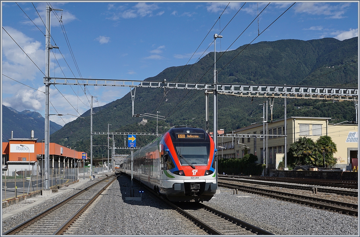 Der TILO RABe 524 204 und ein weiterer verlassen Giubiasco auf dem Weg nach Bellinzona. 

25. Sept. 2019