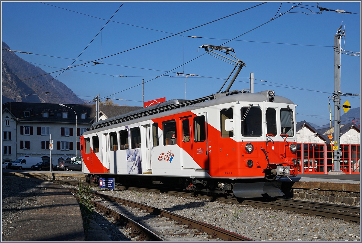 Der TMR / MC BDeh 4/4 N° 8 (TSI Nr: 90 85 838 0008-5) im Baustellenbedingten Pendel-Verkehr Vernayaz MC - Martigny - Vernayaz MC beim Aufenthalt in Vernayaz MC. Dieser Aufenthalt dauerte eine guten halbe Stunde, dann fuhr der Triebwagen die 4.8 Kilometer nach Martiny und kehrte nach einem kurzen Aufenthalt von dort wieder zurück.

Die drei ersten Triebwagen wurden als ABDeh 4/4 N° 4, N° 5 und N° 6 im Jahre 1957 ausgeliefert, die beiden ABDeh 4/4 N° 7 und N° 8 folgten 1964. Nach dem Wegfall der 1. Klasse bei der MC wurde sie 1980 in BDeh 4/4 umbezeichnet. 

18. Nov. 2018 