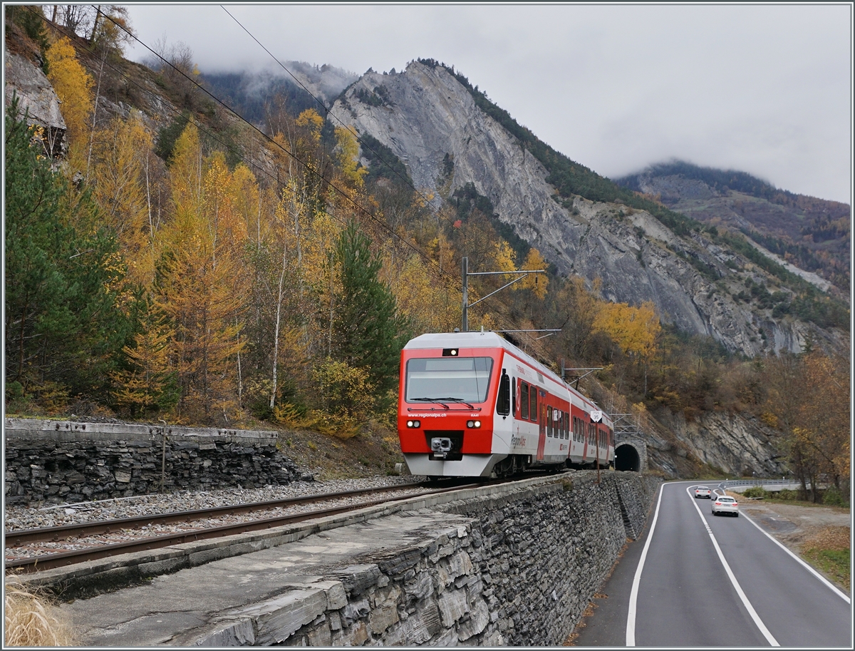 Der TMR RegionAlps RABe 525 041 (UIC 94 85 7525 041-0 CH-RA) hat Sembrancher verlassen und ist nun kurz nach der Abfahrt auf dem Weg nach Orsières. Das Bild wurde bei Hochnebel aufgenommen und zeigt eine ganz andere Ambiente, als das folgende an der selben Stelle bei Sonnenschein. 

5. Nov. 2020