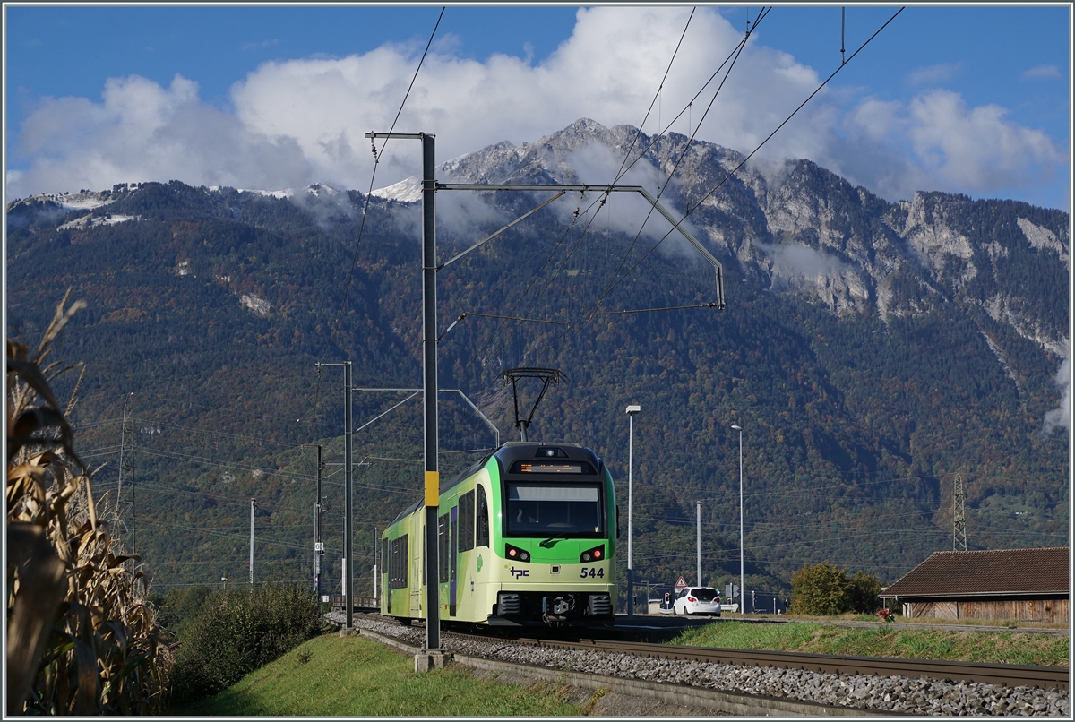 Der TPB Beh 2/6  544 auf der Fahrt in Richtung Monthey bei St-Triphon. 

12. Okt. 2020