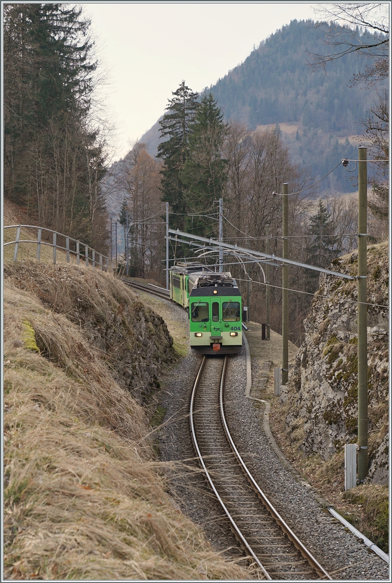 Der TPC ASD BDe 4/4 404 mit Bt (ex BLT) und dem BDe 4/4 404 sind kurz vor Les Planches (Aigle) als Regio 71 440 auf der Fahrt von Aigle nach Les Diablerets.

17. Februar 2024