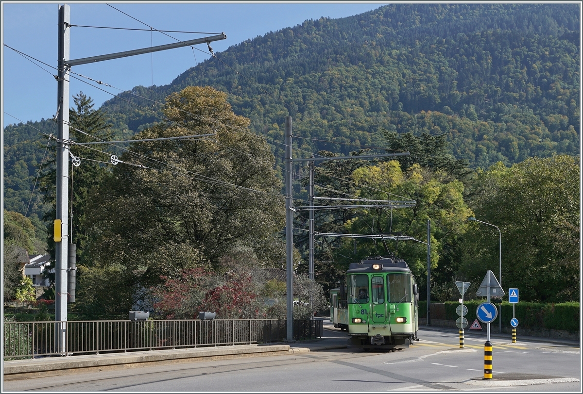 Der TPC BDeh 4/4 81 mit seinem Bt 63 erreicht in Kürze in Bex die Pont-Neuf. Nun schon wieder im Tal, ist der Regionalzug 537 schon fast an seinen Ziel in Bex (Bahnhof SBB). 

11. Oktober 2021 