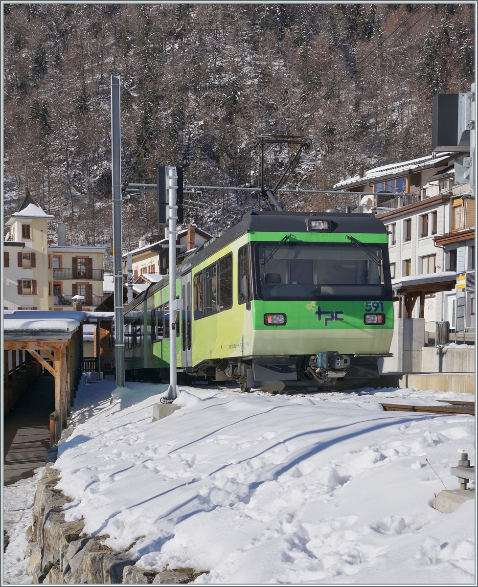 Der TPC Beh 4/8 591 ist von Les Diablerets kommend im kleinen Kopfbahnhof von Le Sépey eingetroffen, wird hier für die Weiterfahrt nach Aigle die Fahrtrichtung ändern und den Gegenzug abwarten. 

11. Januar 2021