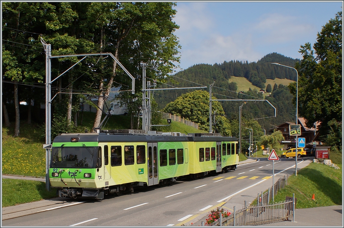 Der TPC BVB Beh 4/8 92 hat den (auf der Strasse liegenden) Bahnhof von La Barboleuse verlassen und fährt Talwärts in Richtung Bex. 

24. August 2021