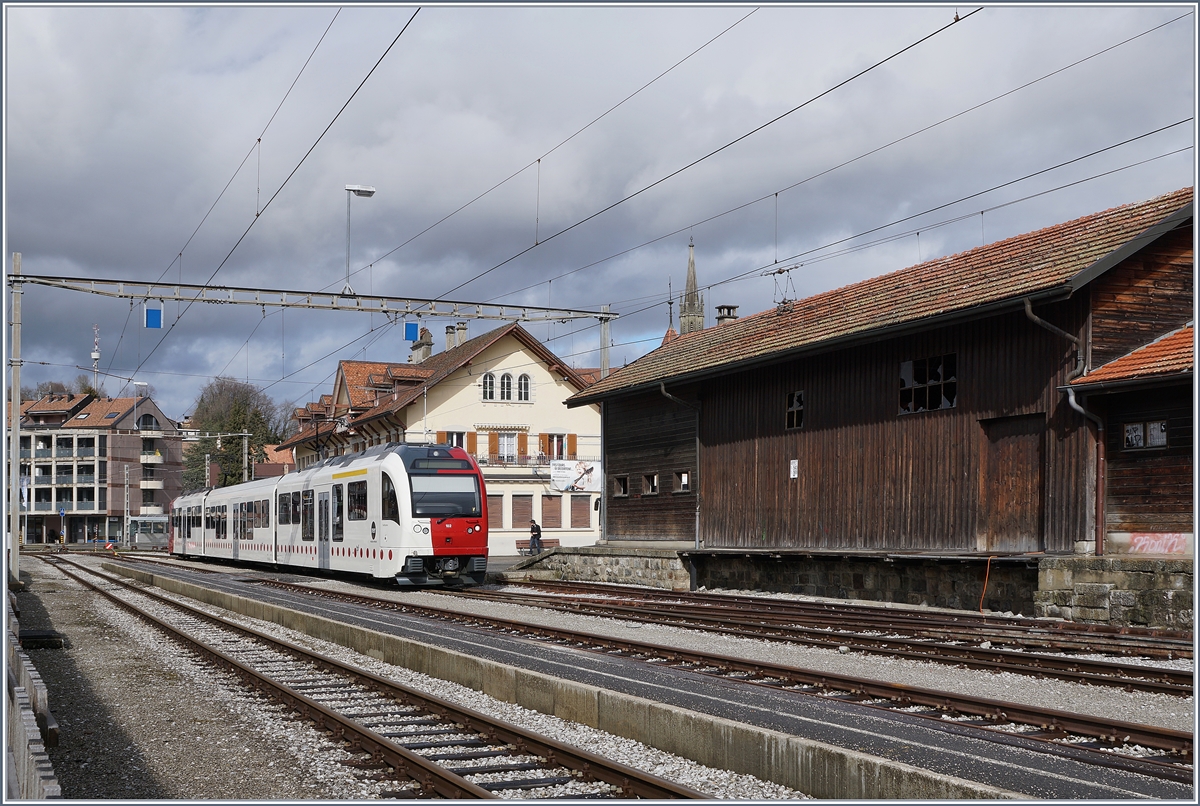 Der TPF ABe 2/4 / BBe 2/4  Sud Express  wartet in Châtel St-Denis auf den (SEV) Bus von Palézieux.

10. März 2019