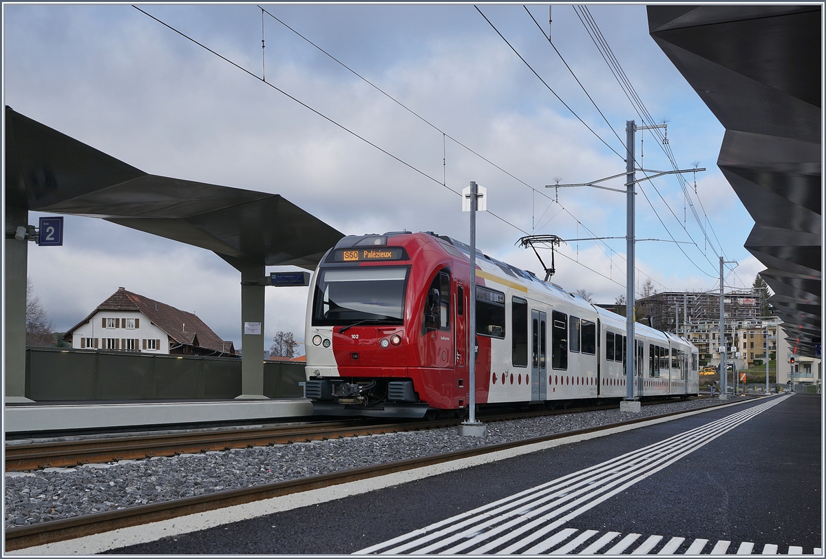 Der TPF ABe 2/4 B Be 2/4 102 beim Halt im neuen Bahnhof von Châtel St-Denis. 

28. Dez. 2019