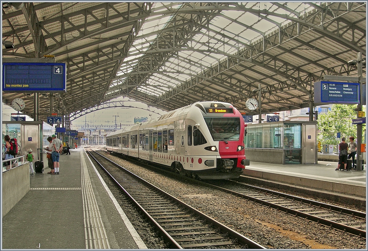 Der tpf Flirt RABe 526 117 anstelle eines SBB Flirts wartet als S 5 nach Grandson in Lausanne auf die Abfahrt.

20. Juli 2019  